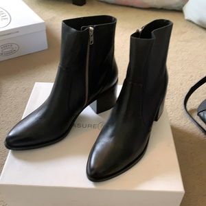 NEW / NEVER WORN Black Treasure & Bond Zip booties